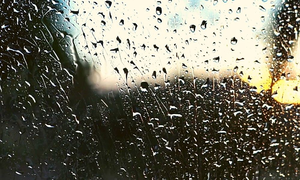 Невидимый стеклоочиститель, который является эффективным способом повышения комфорта вождения в дождь
